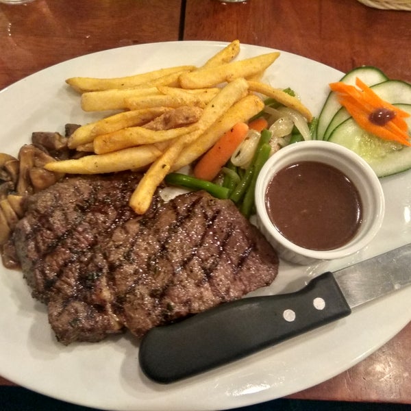had the black angus rib eye steak. perfectly medium rare and overall excellent!