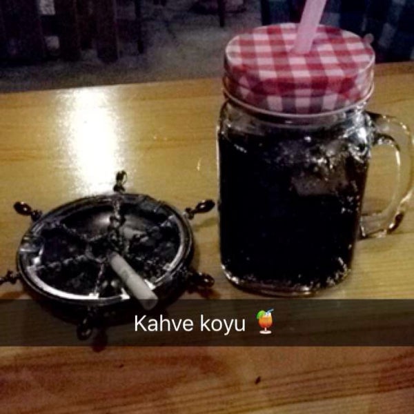 รูปภาพถ่ายที่ Kahve Koyu โดย Mehmet K. เมื่อ 6/22/2016