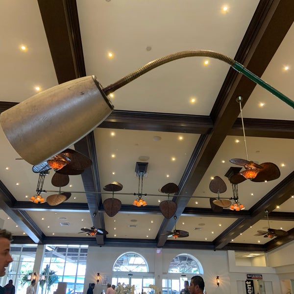 Foto diambil di Newport Beachside Hotel &amp; Resort oleh 🇬🇧Al G. pada 3/29/2019