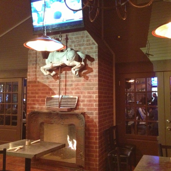 รูปภาพถ่ายที่ 303 Bar and Grill โดย 🇬🇧Al G. เมื่อ 1/11/2013