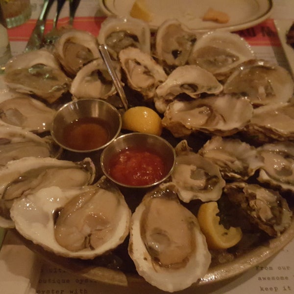 Foto scattata a L&amp;W Oyster Co. da Lee S. il 11/30/2017