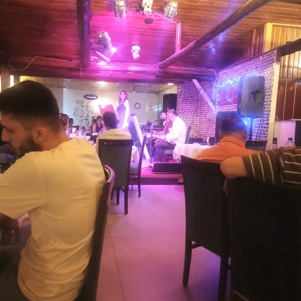 Das Foto wurde bei Hayma Restaurant von Ayhan T. am 7/30/2022 aufgenommen