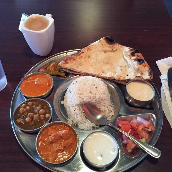 1/6/2015 tarihinde Ellyn M.ziyaretçi tarafından Phulkari Punjabi Kitchen'de çekilen fotoğraf