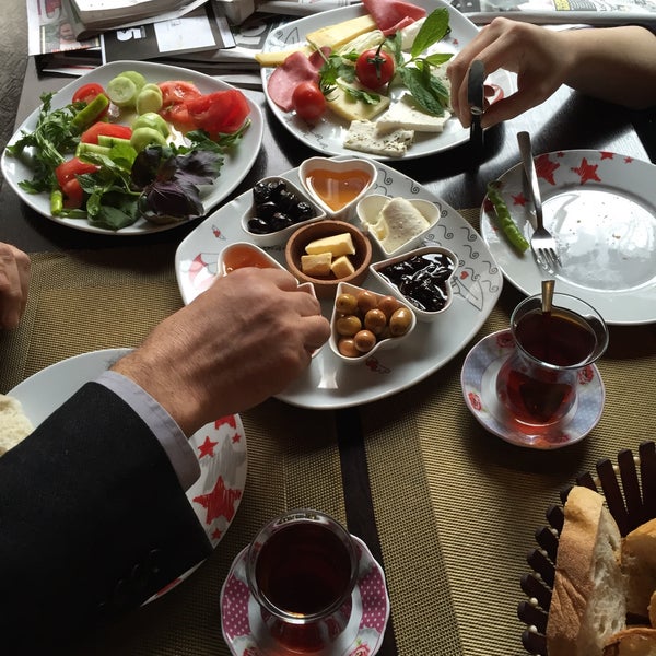 รูปภาพถ่ายที่ La Vraie Ambiance Cafe &amp; Restaurant โดย Gökhan D. เมื่อ 11/7/2015