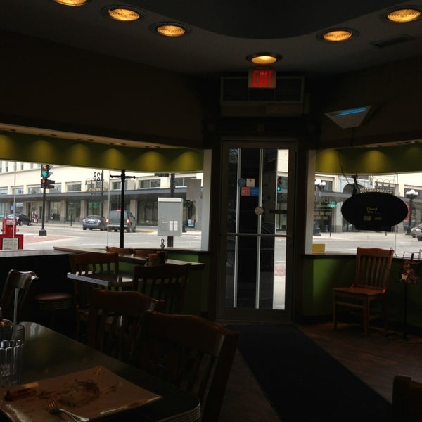 2/16/2013 tarihinde Douglasziyaretçi tarafından Newton&#39;s Paradise Cafe'de çekilen fotoğraf