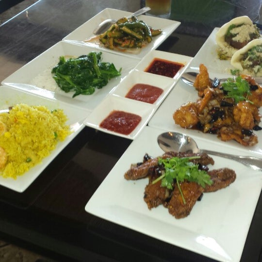 Foto scattata a Izzo Restaurant Taiwanese Fusion da Cory W. il 6/25/2014