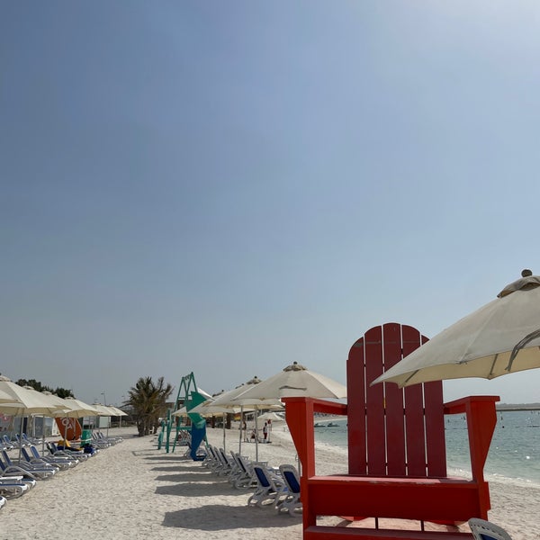 รูปภาพถ่ายที่ Yas Beach / شاطئ ياس โดย Aziz เมื่อ 8/25/2022