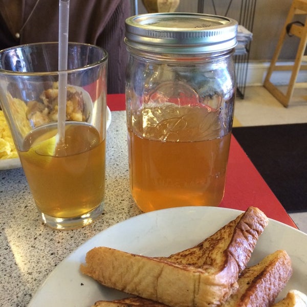 Photo taken at 5 Loaves Eatery by Sherman N. on 12/28/2014