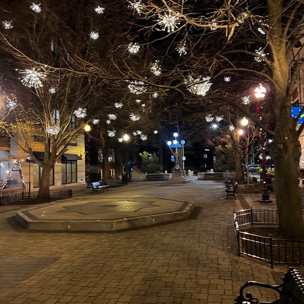 Photos at Lincoln Square (Giddings Plaza) Ravenswood 28 tips from