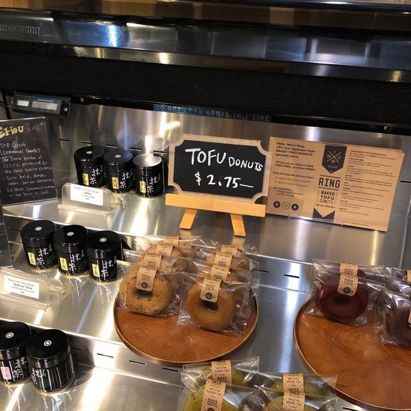 Das Foto wurde bei Tea Master Matcha Cafe and Green Tea Shop von bobi s. am 12/9/2018 aufgenommen