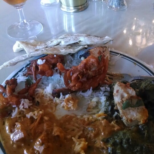 Foto tomada en Chola Indian Restaurant  por Dylan C. el 1/19/2014