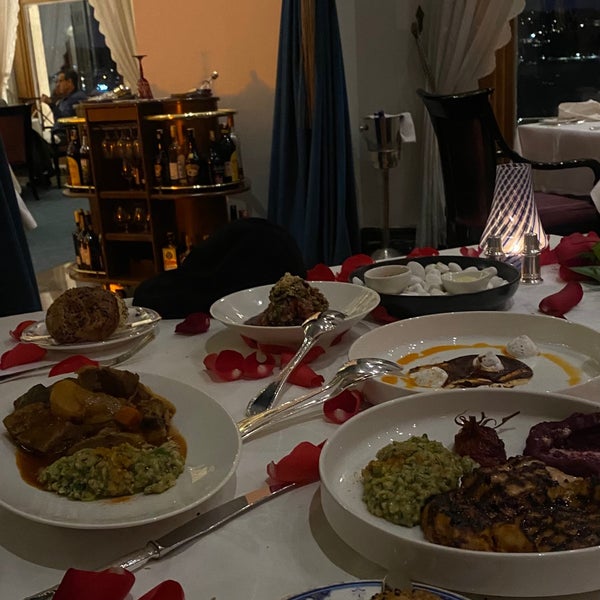 Foto scattata a Tuğra Restaurant &amp; Lounge da Büşra il 12/19/2022