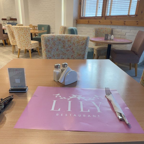 Foto tirada no(a) Lily Restaurant por A💖 .. em 11/14/2023