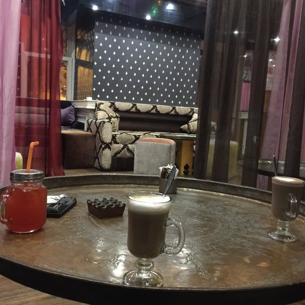Foto tirada no(a) Al Fakheer Shisha Lounge por Furkan E. em 12/4/2018