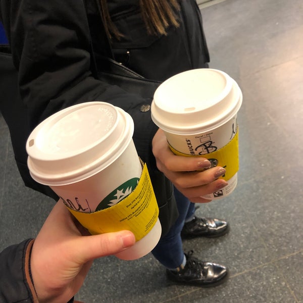 Foto scattata a Starbucks da Shanny R. il 2/10/2020