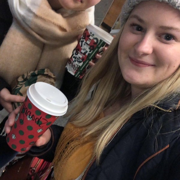 Foto scattata a Starbucks da Shanny R. il 12/12/2019