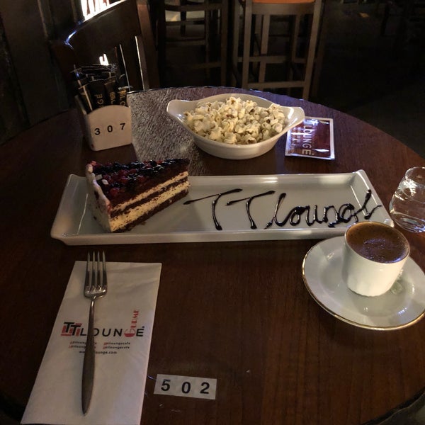 Foto tirada no(a) TT Lounge Cafe &amp; Restaurant por Erdal T. em 3/23/2018