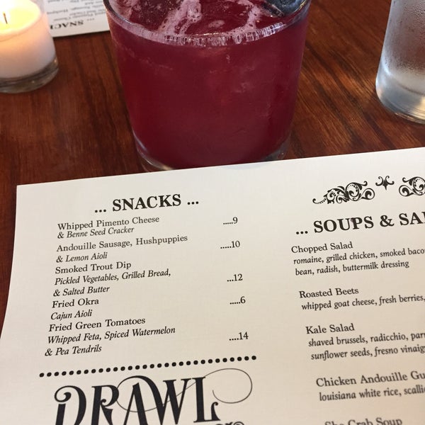 Photo prise au Drawl Southern Cookhouse And Whiskey Room par Michelle B. le7/31/2018
