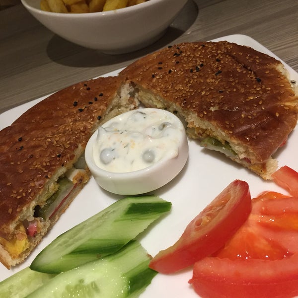 Das Foto wurde bei Gülbahçe Cafe &amp; Restaurant von Beyhan N. am 11/20/2018 aufgenommen