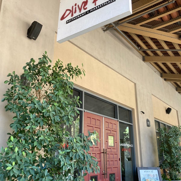 Foto scattata a Olive &amp; Ivy Restaurant + Marketplace da TheTraki S. il 6/13/2021