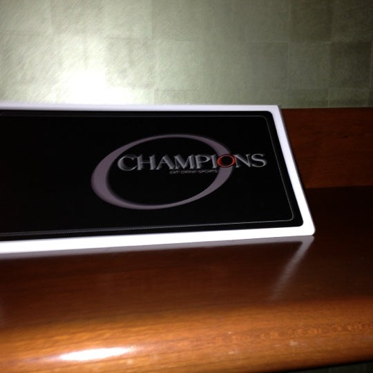 11/9/2012 tarihinde Michelle G.ziyaretçi tarafından Champions Sports Bar'de çekilen fotoğraf