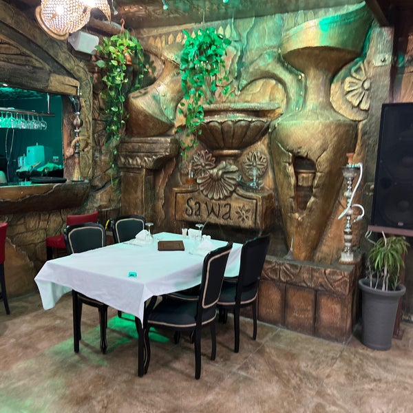 Beautifully decorated restaurant with typical oriental atmosphere. The large choice of dishes includes Syrian and Lebanese specialties, all very tasty and fresh.