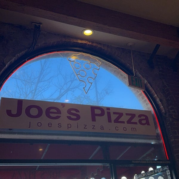 รูปภาพถ่ายที่ Joe&#39;s Pizza โดย AFH เมื่อ 4/16/2024
