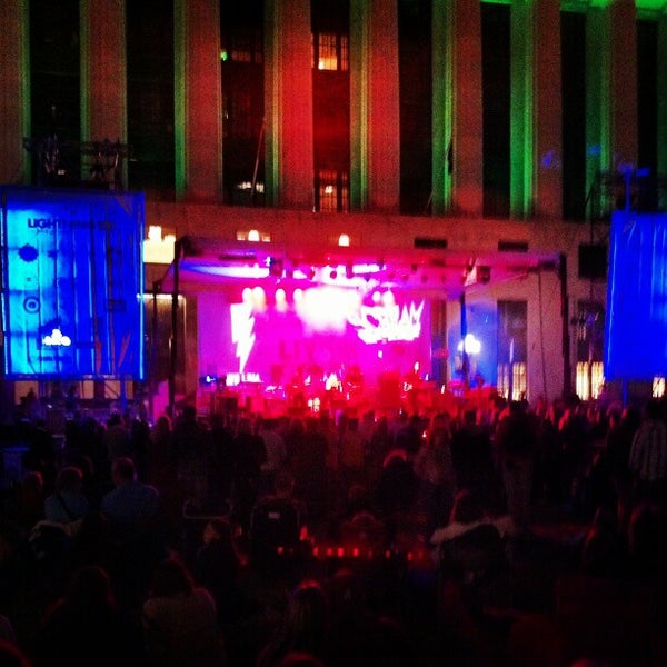 รูปภาพถ่ายที่ Live On The Green Music Festival โดย Leland (. เมื่อ 10/12/2012