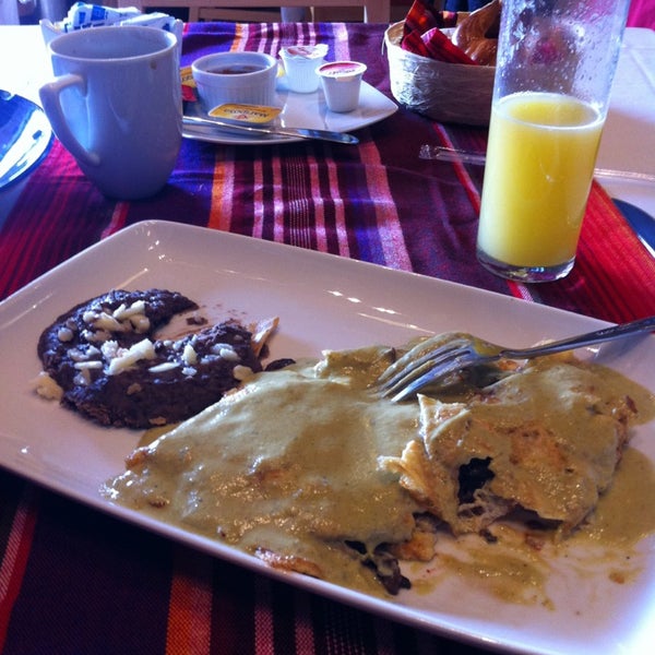 Los desayunos son muy sabrosos y bien servidos. Recomiendo el omelette con huitlacoche y bañado en salsa de poblano y queso. Delicioso. También los chilaquiles veracruzanos con plátano macho.