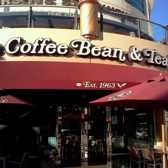 Foto tirada no(a) The Coffee Bean &amp; Tea Leaf por Andrea B. em 10/28/2012