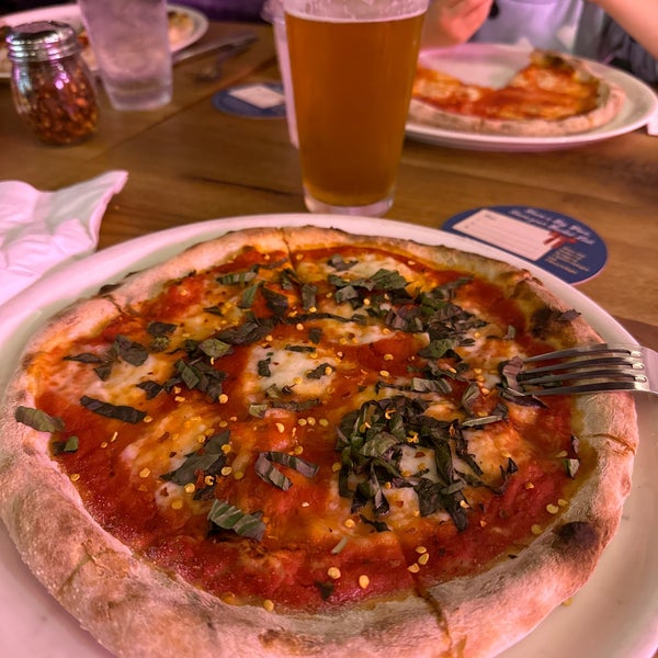 Foto scattata a Ella&#39;s Wood-Fired Pizza da DMITRY K. il 11/11/2022