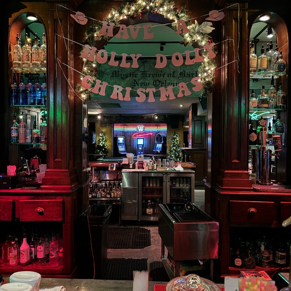 Foto diambil di Good Friends Bar &amp; Queenshead Pub oleh Ryan W. pada 12/25/2023