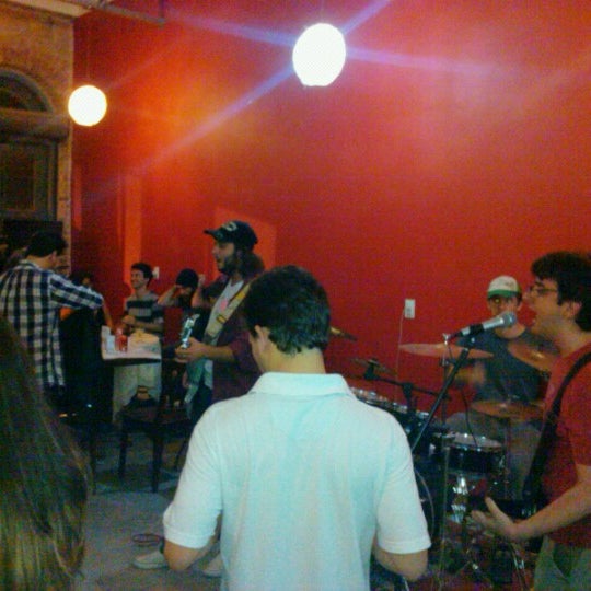 Photo taken at Pizzaria La Carmelita by Kariane P. on 4/27/2013