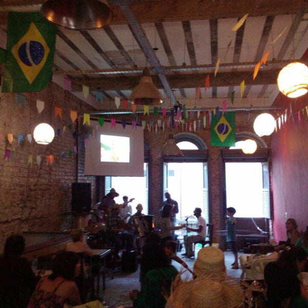 Photo taken at Pizzaria La Carmelita by Kariane P. on 7/7/2013