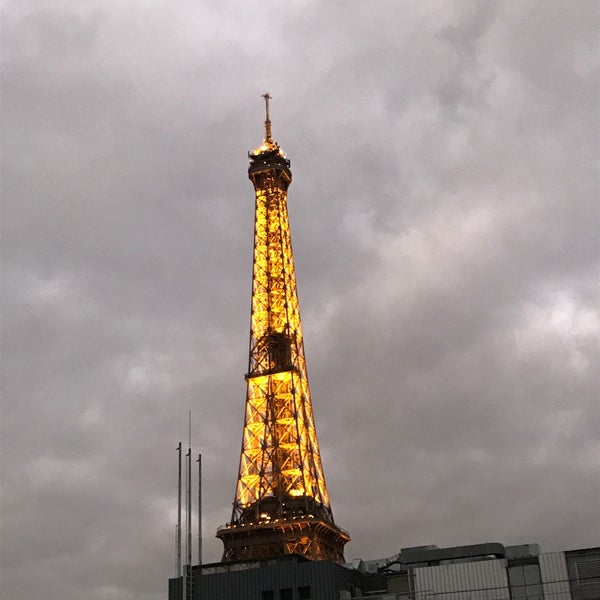 Photo taken at Hôtel Mercure Paris Centre Tour Eiffel by Carol C. on 12/4/2017