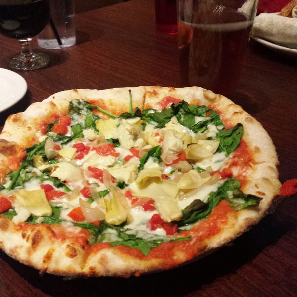 Снимок сделан в Revolution Pizza And Ale House пользователем Ernessa S. 1/22/2015