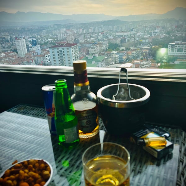 Снимок сделан в Radisson Blu Hotel, Roof Lounge пользователем Özdemir 10/30/2023
