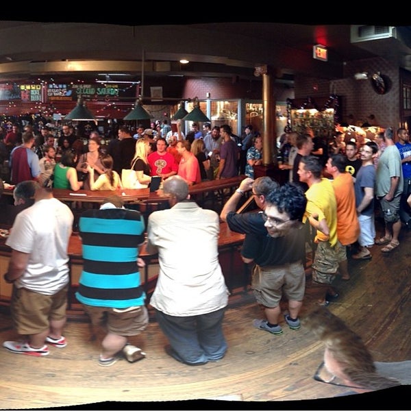 Foto diambil di Nodding Head Brewery &amp; Restaurant oleh Stephen L. pada 7/13/2013
