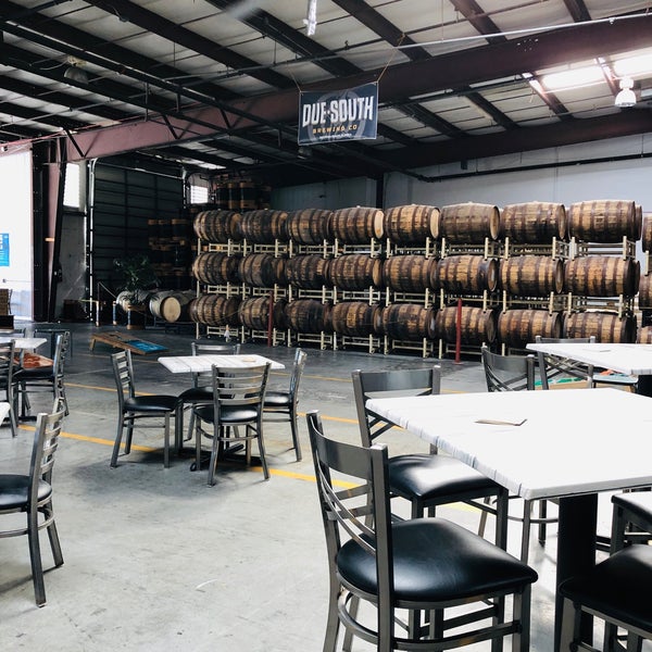 Foto tirada no(a) Due South Brewing Co. por Robin D. em 10/31/2018