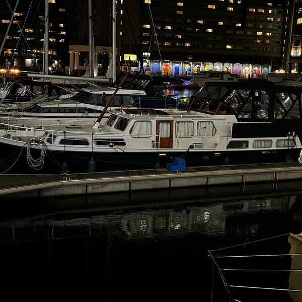 Foto tirada no(a) St Katharine Docks por Alexandre V. em 2/21/2023