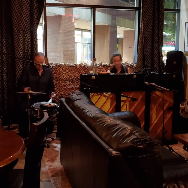 10/6/2019 tarihinde Jay C.ziyaretçi tarafından MJ&#39;s Wine Bar'de çekilen fotoğraf