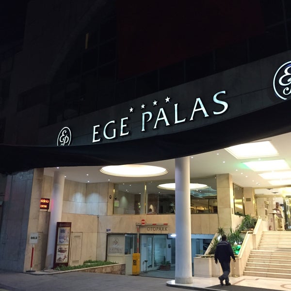 Foto tirada no(a) Ege Palas Business Hotel por Top Vip 1. em 10/29/2015