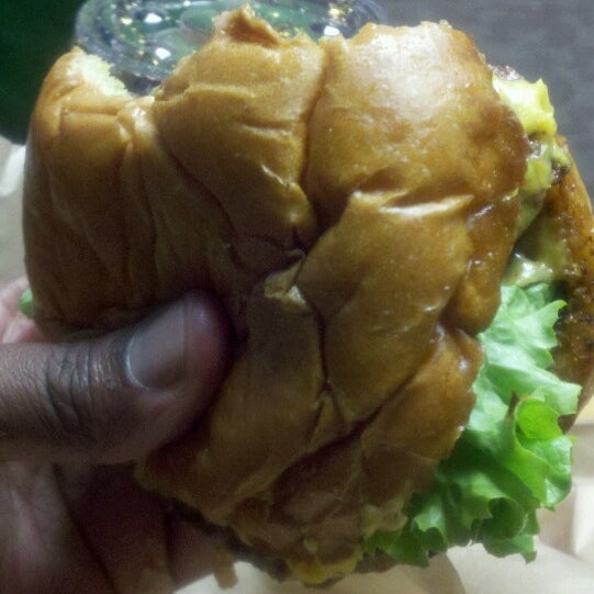 Foto diambil di Modern Burger oleh C J. pada 12/25/2013
