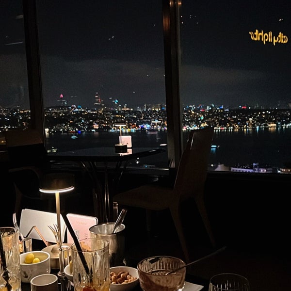 Foto scattata a City Lights Restaurant &amp; Bar InterContinental Istanbul da DİLAN E. il 10/3/2023