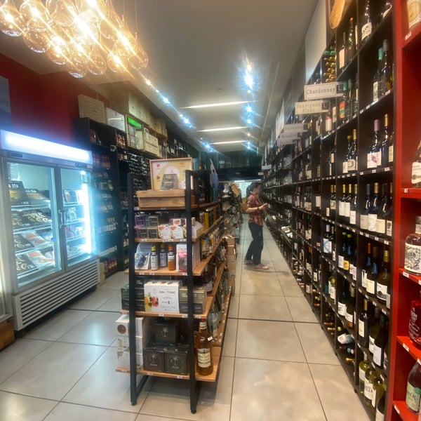 Foto diambil di Quelhue Wine Shop oleh Dede pada 9/1/2022