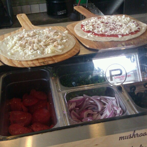 3/20/2013 tarihinde Neal G.ziyaretçi tarafından Pieology Pizzeria'de çekilen fotoğraf