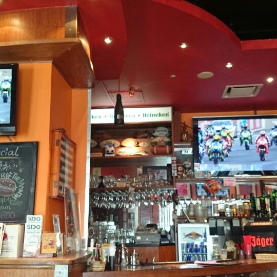 10/12/2014 tarihinde Akira U.ziyaretçi tarafından Legends Sports Bar &amp; Grill'de çekilen fotoğraf