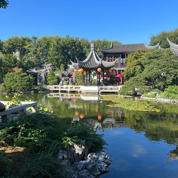 Photo taken at Lan Su Chinese Garden by Constantina S. on 9/22/2022