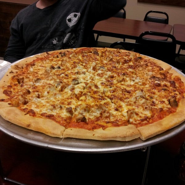 Foto tomada en PizzaWest  por Jason C. el 5/15/2013