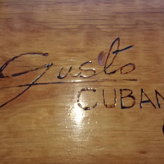 Foto tomada en Gusto Cuban Cafe  por Jason C. el 11/1/2013